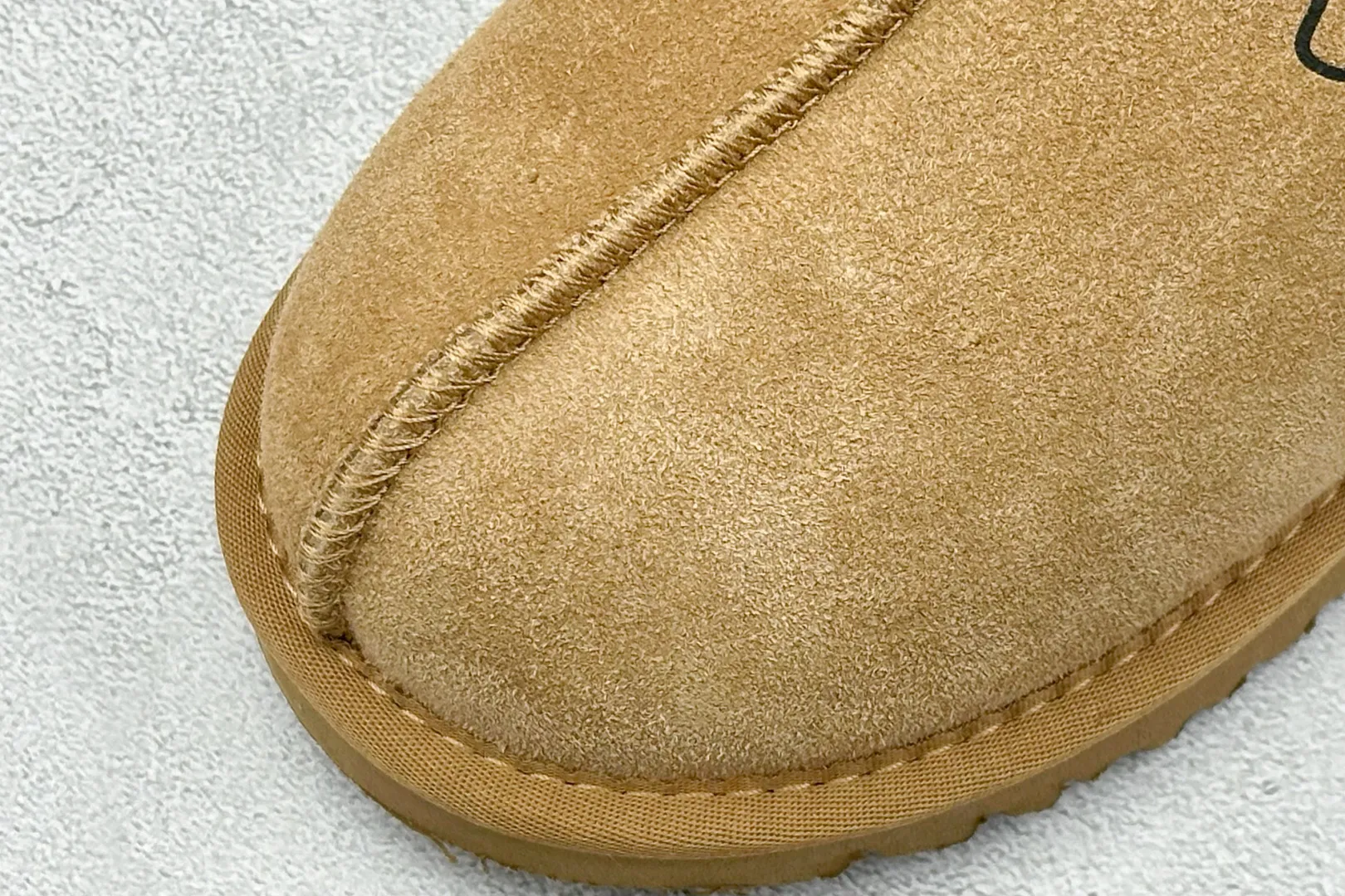 🐲💰 520 support store UGG Tasman ethnic style half slippers, Xiaohongshu hot style. This style is conceived based on the colorful traditional Chinese costume culture, exquisite craftsmanship, unique style and unique style. It fully demonstrates the style of this nation and has become the most popular fashion element in the world! Sheep fur is integrated with high quality to keep warm and lock in heat. Made of TPU molded suede upper material. Built-in artificial curly wool plush lining and insole. Choose 10mm UGGPURE™ implanted wool lining and removable UGGPURE™ implanted wool insole. Item No.: 5955 Size: 35-44. It is recommended to choose one size larger.